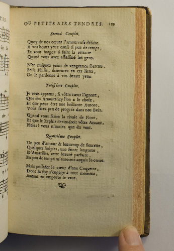 page 119 : Couplet : Quoy, de nos coeurs l'amoureuse dfaite. / Je vous l'apprens, si vtre coeur l'ignore. / Un peu d'amour & beaucoup de fleurette. / Je suis chagrin je deviens solitaire. / Quand le dpit vient d'un amour extrme.