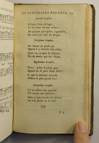 page 259 : Couplet : Ou je ressens son pouvoir. / Un Amant ne pense pas. / L'esprit d'Iris est leger. / Dieux! qu'on examine peu.